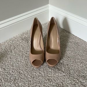 Saks Fifth Avenue Nude Pumps nude/beige patent leather peep toe pump size 9